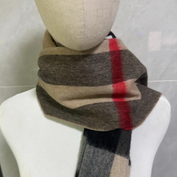 Women's Burberry cashmere scarf - Picture 4 of 8